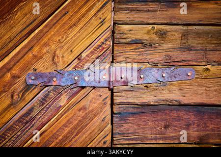Porte en bois rustique avec charnière en fer à Nelson Nevada vue au niveau des yeux Banque D'Images