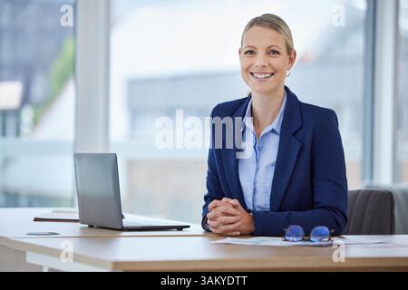Motivation, succès commercial et souriante employée de femme d'entreprise prête à travailler à son travail de bureau. Portrait d'une avocate d'entreprise avec le sourire Banque D'Images