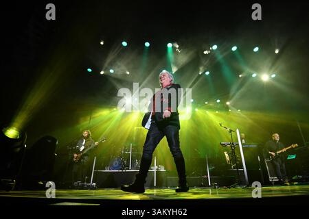 Paris, France. 12 avril 2025. Marillion, Steve Hogarth se produit au Casino de Paris, France le 12 avril 2025. Photo Christophe Meng/ABACAPRESS. COM Credit : Abaca Press/Alamy Live News Banque D'Images