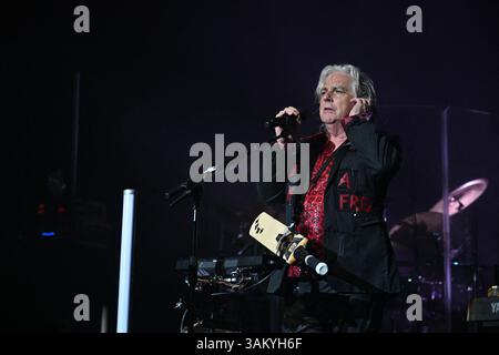 Paris, France. 12 avril 2025. Marillion, Steve Hogarth se produit au Casino de Paris, France le 12 avril 2025. Photo Christophe Meng/ABACAPRESS. COM Credit : Abaca Press/Alamy Live News Banque D'Images