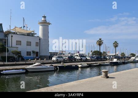 Vue sur le canal Burlamacca avec le vieux phare construit en 1863, 14 mètres de haut, Viareggio (Lucques), Toscane, Italie Banque D'Images