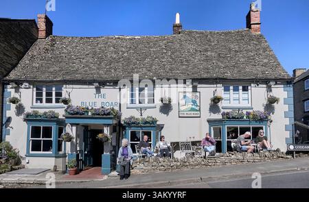 Le pub Blue Boar, avec des gens buvant dehors un jour d'été. Chipping Norton, Oxfordshire, Angleterre, Royaume-Uni Banque D'Images