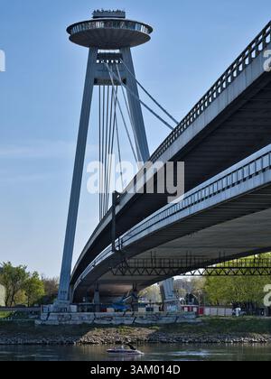 Haute tour OVNI sur le nouveau pont à Bratislava, Slovaquie Banque D'Images