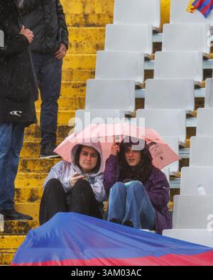 Barcelone, Espagne. 23 mars 2025. Une vue des fans sous la pluie lors de la ligue espagnole féminine, Liga F, match de football entre le FC Barcelone et Banque D'Images