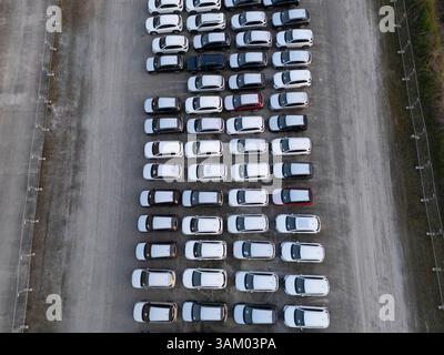 Olza, Italie 1er avril 2025 plusieurs véhicules identiques debout dans un vaste parking, en attente de traitement douanier avant la distribution à Itali Banque D'Images