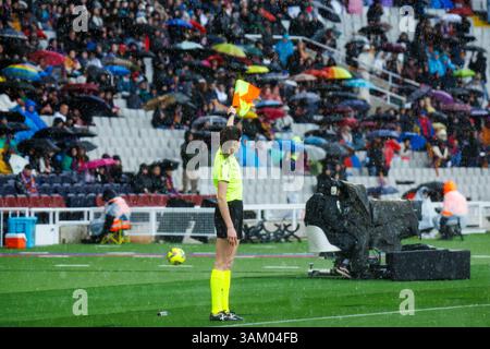Barcelone, Espagne. 23 mars 2025. L'arbitre adjoint en action lors de la ligue espagnole féminine, Liga F, match de football entre le FC Barcelone et R. Banque D'Images