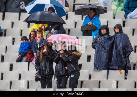 Barcelone, Espagne. 23 mars 2025. Une vue des fans sous la pluie lors de la ligue espagnole féminine, Liga F, match de football entre le FC Barcelone et Banque D'Images