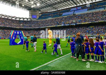 Milan, Italie. 12 avril 2025. Les joueurs de l'Inter entrent sur le terrain pour le match de Serie A entre l'Inter et Cagliari à Giuseppe Meazza à Milan. Crédit : Gonzales photo/Alamy Live News Banque D'Images