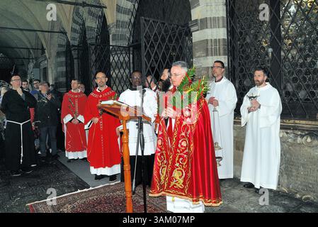 Padoue, Italie. 13 avril 2025. Dimanche des Rameaux pluvieux dans la Basilique de Sant'Antonio. Bénédiction des branches d'olivier, procession et messe dans le cloître en présence de nombreux fidèles. Crédits crédit : Ferdinando Piezzi/Alamy Live News Banque D'Images