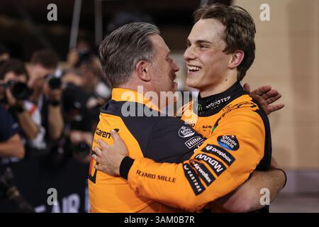 Sakhir, Bahreïn. 12 avril 2025. SAKHIR, BAHREÏN - 12 AVRIL : Zak Brown, président-directeur général de McLaren Hugs Pole position qualificative Oscar Piastri dans le Parc ferme lors des qualifications avant le Grand Prix de F1 de Bahreïn sur le circuit international de Bahreïn le 12 avril 2025 à Sakhir, Bahreïn. (Photo de Qian Jun/Paddocker) crédit : Jun QIAN/Alamy Live News crédit : Jun QIAN/Alamy Live News crédit : Jun QIAN/Alamy Live News Banque D'Images