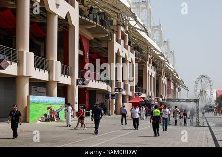 Sakhir, Bahreïn. 13 avril 2025. SAKHIR, BAHREÏN - 13 AVRIL : vue générale de la zone des spectateurs lors de la course du Grand Prix F1 de Bahreïn sur le circuit International de Bahreïn le 13 avril 2025 à Sakhir, Bahreïn. (Photo de Qian Jun/Paddocker) crédit : Jun QIAN/Alamy Live News crédit : Jun QIAN/Alamy Live News crédit : Jun QIAN/Alamy Live News Banque D'Images