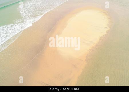 vagues de plage aériennes rencontrant des eaux turquoises de sable, vue de haut en bas photo de drone aérien Banque D'Images