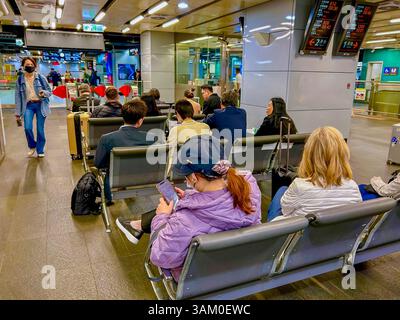 Taipei, Taïwan, foule de personnes, assis de dos, touristes, voyage à l'intérieur de la gare centrale, TGV, train à grande vitesse, voyage Banque D'Images