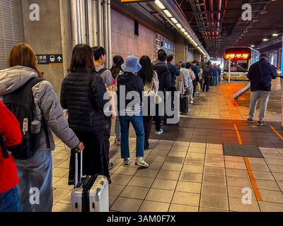 Taichung, Taiwan, les gens de la foule, les touristes, en attente en ligne, file d'attente voyageant à la gare, changement pour bus Banque D'Images