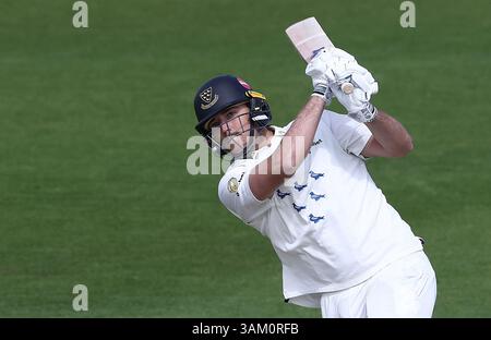 Hove, Royaume-Uni. 13 avril 2025. James Coles de Sussex frappe un six au sol lors de la troisième journée du Rothesay County Championship Division 1 match entre Sussex et Somerset au 1st Central County Ground, Hove. Crédit : James Boardman/Alamy Live News Banque D'Images