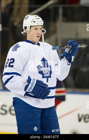 Dec. 23, 2013 - Manhattan, New York, U. S - 23 décembre 2013 : le centre des Maple Leafs de Toronto Jerred Smithson (22 ans) tourne son bâton pendant le match entre les Rangers de New York et les Maple Leafs de Toronto au Madison Square Garden à Manhattan, New York . (Crédit image : â© Kostas Lymperopoulos/Cal Sport Media)(crédit image : © Kostas Lymperopoulos/Cal Sport Media/ZUMAPRESS.com) Banque D'Images