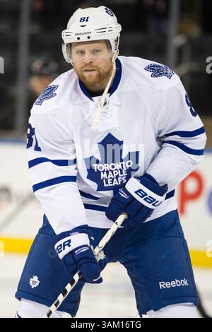 Dec. 23, 2013 - Manhattan, New York, U. S - 23 décembre 2013 : Phil Kessel (81), aile droite des Maple Leafs de Toronto, patine pendant le match opposant les Rangers de New York et les Maple Leafs de Toronto au Madison Square Garden à Manhattan, New York . (Crédit image : â© Kostas Lymperopoulos/Cal Sport Media)(crédit image : © Kostas Lymperopoulos/Cal Sport Media/ZUMAPRESS.com) Banque D'Images
