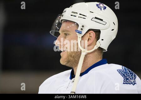 Dec. 23, 2013 - Manhattan, New York, U. S - 23 décembre 2013 : le défenseur des Maple Leafs de Toronto Cody Franson (4) regarde pendant le match entre les Rangers de New York et les Maple Leafs de Toronto au Madison Square Garden à Manhattan, New York . (Crédit image : â© Kostas Lymperopoulos/Cal Sport Media)(crédit image : © Kostas Lymperopoulos/Cal Sport Media/ZUMAPRESS.com) Banque D'Images