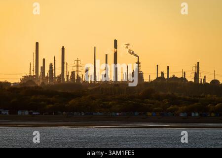 Fawley Refinery la plus grande raffinerie de pétrole du Royaume-Uni, détenue par Esso et située sur Southampton Water. Banque D'Images