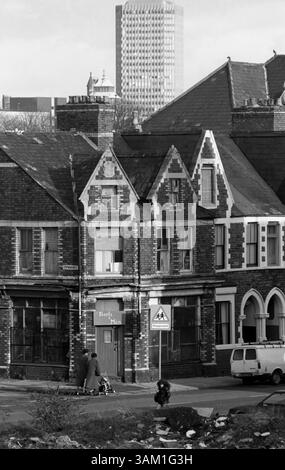 Fosils of Man shop, Ninian Park Road, Riverside, avec Pearl assurance House à distance, Cardiff. 1982 Banque D'Images