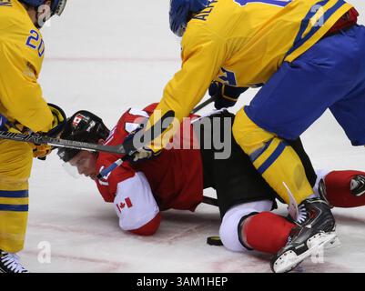 23 février 2014 - Sotchi, RUS - L'attaquant canadien Jonathan Toews (16 ans) reçoit un coup de l'attaquant suédois Daniel Alfredsson (11 ans) en première période du match de hockey masculin médaillé d'or aux Jeux olympiques d'hiver de Sotchi, en Russie, le dimanche 23 février 2014. (Crédit image : © Brian Cassella/MCT/ZUMAPRESS.com) Banque D'Images