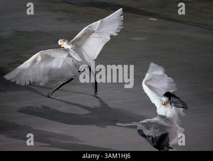 23 février 2014 - Sotchi, RUS - les danseurs se produisent lors d'une cérémonie de clôture consacrée aux Jeux olympiques d'hiver de 2018 à PyeongChang, Corée du Sud, au stade Fisht à Sotchi, Russie, le dimanche 23 février 2014. (Crédit image : © Brian Cassella/MCT/ZUMAPRESS.com) Banque D'Images