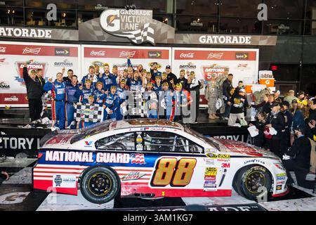 23 février 2014 - Daytona Beach, FL, États-Unis - Daytona Beach, FL - 23 février 2014 : Dale Earnhardt Jr. (88) remporte le Daytona 500 au Daytona International Speedway à Daytona Beach, FL. (Crédit image : © ASP/Cal Sport Media/ZUMAPRESS.com) Banque D'Images
