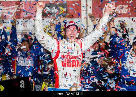 23 février 2014 - Daytona Beach, FL, États-Unis - Daytona Beach, FL - 23 février 2014 : Dale Earnhardt Jr. (88) remporte le Daytona 500 au Daytona International Speedway à Daytona Beach, FL. (Crédit image : © ASP/Cal Sport Media/ZUMAPRESS.com) Banque D'Images