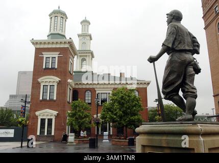 28 juillet 2004 - Baltimore, MD, États-Unis - dans cette photo de dossier du 28 juillet 2004, la statue de Babe Ruth donne sur l'ancienne gare de Camden, qui est en train d'être convertie en musée ''Sports Legends at Camden Yards''. (Crédit image : © David Hobby/MCT/ZUMAPRESS.com) Banque D'Images