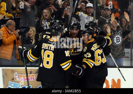5 avril 2014 - Boston, Massachusetts, États-Unis - 5 avril 2014 : Reilly Smith (18 ans), le défenseur des Boston Bruins Johnny Boychuk (55 ans) et Brad Marchand (63 ans), l'aile gauche des Boston Bruins, célèbre le but de troisième période du centre des Boston Bruins Patrice Bergeron (37 ans) lors du match de la LNH entre les Flyers de Philadelphie et les Boston Bruins au TD Garden. Boston a battu Philadelphie 5-2. Anthony Nesmith/CSM(image crédit : © Anthony Nesmith/Cal Sport Media/ZUMAPRESS.com) Banque D'Images