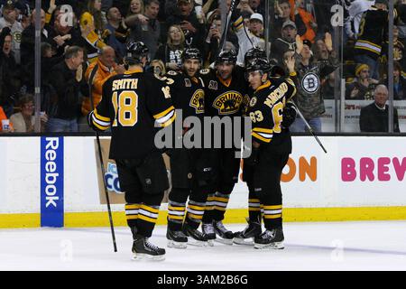 5 avril 2014 - Boston, Massachusetts, États-Unis - 5 avril 2014 : Reilly Smith (18 ans), le défenseur des Boston Bruins Johnny Boychuk (55 ans) et Brad Marchand (63 ans), l'aile gauche des Boston Bruins, célèbre le but de troisième période du centre des Boston Bruins Patrice Bergeron (37 ans) lors du match de la LNH entre les Flyers de Philadelphie et les Boston Bruins au TD Garden. Boston a battu Philadelphie 5-2. Anthony Nesmith/CSM(image crédit : © Anthony Nesmith/Cal Sport Media/ZUMAPRESS.com) Banque D'Images