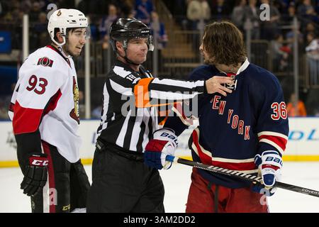 5 avril 2014 - Manhattan, New York, U. S - 05 avril 2014 : le centre des sénateurs d'Ottawa Mika Zibanejad (93) regarde l'aile droite des Rangers de New York, Mats Zuccarello (36), pendant le match opposant les Rangers de New York aux sénateurs d'Ottawa au Madison Square Garden à Manhattan, New York . Les sénateurs d’Ottawa battent les Rangers de New York 3-2. (Crédit image : â© Kostas Lymperopoulos/Cal Sport Media)(crédit image : © Kostas Lymperopoulos/Cal Sport Media/ZUMAPRESS.com) Banque D'Images