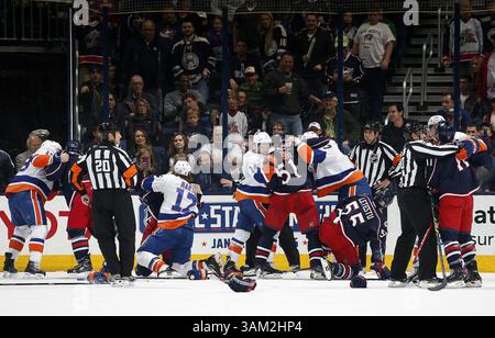 6 avril 2014 - Columbus, OH, États-Unis - le défenseur des Blue Jackets de Columbus James Wisniewski (21), l'aile gauche des Blue Jackets de Columbus R.J. Umberger (18), le défenseur des Blue Jackets de Columbus Fedor Tyutin (51), le centre des Blue Jackets de Columbus Mark Letestu (55) et l'aile gauche des Blue Jackets de Columbus Matt Calvert (11) entrent dans un combat en ligne contre les Islanders de New York en 2e période à la Nationwide Arena à Columbus, Ohio, dimanche 6 avril 2014. (Crédit image : © Kyle Robertson/TNS/ZUMAPRESS.com) Banque D'Images