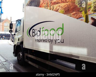 Cambridge, Cambridgeshire / Royaume-Uni - 20 mars 2025 : camion Bidfood - capturé d'un côté d'un camion dans une rue Banque D'Images