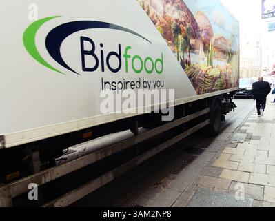 Cambridge, Cambridgeshire / Royaume-Uni - 20 mars 2025 : camion Bidfood - capturé d'un côté d'un camion dans une rue Banque D'Images