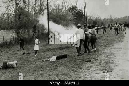 Les manifestants pour les droits civils Scatter après que la police ait lancé des bombes fumigènes, Camden, Alabama, USA, mars 31, 1965 (crédit image : © JT Vintage via ZUMA Press Wire) Banque D'Images