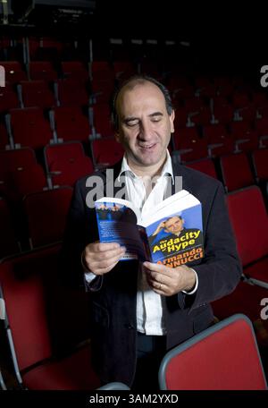 12 octobre 2009 - Londres, Angleterre, Royaume-Uni - Armando Giovanni Iannucci OBE (né le 28 novembre 1963 à Glasgow) a fait l'éloge du comédien écossais, écrivain, réalisateur, interprète et producteur de radio et de l'homme derrière le tube de HBO 'Veep'. Photographié avec et sans son nouveau livre 'The Audacity of Hype : Bewilderment, Sleaze and Other Tales of the 21st Century' [Little Brown , octobre 2009]. Photographié au Roundhouse Chalkfarm, Londres Nw1.12 octobre 2009. (Crédit image : © Nick Cunard/ZUMAPRESS.com) Banque D'Images