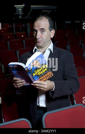 12 octobre 2009 - Londres, Angleterre, Royaume-Uni - Armando Giovanni Iannucci OBE (né le 28 novembre 1963 à Glasgow) a fait l'éloge du comédien écossais, écrivain, réalisateur, interprète et producteur de radio et de l'homme derrière le tube de HBO 'Veep'. Photographié avec et sans son nouveau livre 'The Audacity of Hype : Bewilderment, Sleaze and Other Tales of the 21st Century' [Little Brown , octobre 2009]. Photographié au Roundhouse Chalkfarm, Londres Nw1.12 octobre 2009. (Crédit image : © Nick Cunard/ZUMAPRESS.com) Banque D'Images