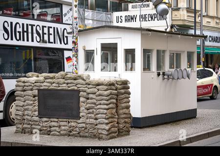 Berlin, Allemagne - 27 mars 2025 : Checkpoint Charlie à Berlin. Checkpoint historique entre l'est et l'Ouest pendant la guerre froide *** Checkpoint Charlie à Berlin. Historischer Kontrollpunkt zwischen Ost und West während des Kalten Kriegs Banque D'Images