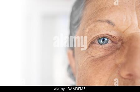Portrait en gros plan d'une femme âgée aux yeux bleus. Photo de haute qualité Banque D'Images