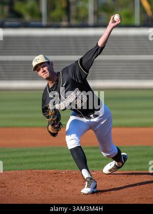 25 avril 2014 - Orlando, FL, U. S : débutant le lanceur UCF Eric Skoglund (25) lors d'un match de baseball NCAA entre les Rutgers Scarlet Knights et les UCF Knights. UCF a battu Rutgers 3-1 dans le match 1 au Jay Bergman Field à Orlando, FL(crédit image : © Romeo Guzman/Cal Sport Media/ZUMAPRESS.com) Banque D'Images