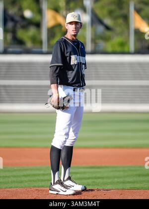 25 avril 2014 - Orlando, FL, U. S : débutant le lanceur UCF Eric Skoglund (25) lors d'un match de baseball NCAA entre les Rutgers Scarlet Knights et les UCF Knights. UCF a battu Rutgers 3-1 dans le match 1 au Jay Bergman Field à Orlando, FL(crédit image : © Romeo Guzman/Cal Sport Media/ZUMAPRESS.com) Banque D'Images
