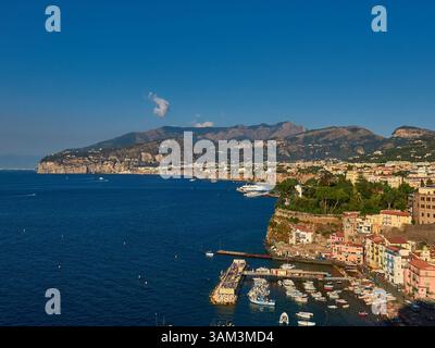 Superbe vue côtière d'une ville méditerranéenne en Italie avec un paysage clair de mer bleue Banque D'Images