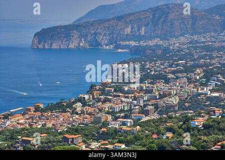 Vue aérienne la pittoresque ville côtière de Sorrente, Italie avec un paysage de montagne accidenté Banque D'Images