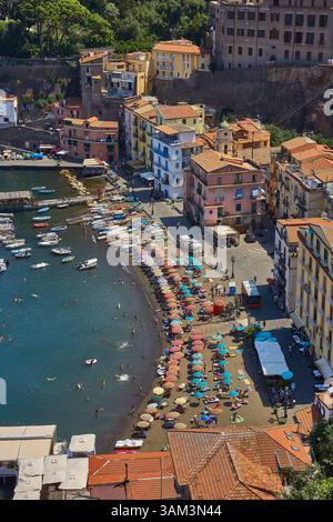 Pittoresque ville côtière de Sorrente, Italie avec plage bordée de parapluies et atmosphère vibrante Banque D'Images