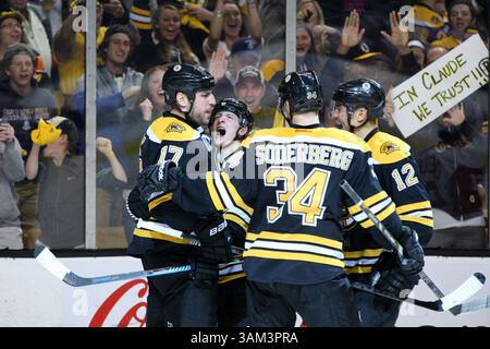 26 avril 2014 - Boston, Massachusetts, États-Unis - 26 avril 2014 ; Boston Bruins aile gauche Milan Lucic (17 ans) célèbre avec le défenseur des Boston Bruins Torey Krug (47 ans) Carl Soderberg (34 ans) et Jarome Iginla (12 ans), le centre des Boston Bruins, après avoir marqué une troisième période lors du match 5e tour de la Conférence est de la LNH entre les Red Wings de Détroit et les Bruins de Boston à TD Garden. Anthony Nesmith/CSM(image crédit : © Anthony Nesmith/Cal Sport Media/ZUMAPRESS.com) Banque D'Images
