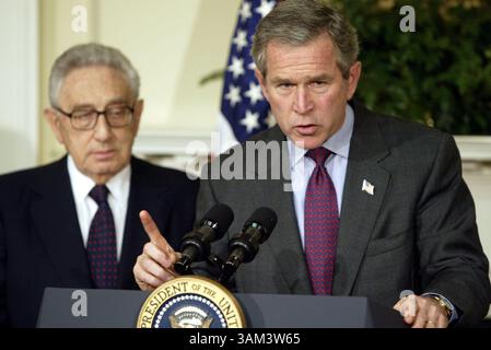 27 novembre 2002 - États-Unis - KRT US NEWS STOPGGED : BUSH KRT PHOTOGRAPHIE PAR CHUCK KENNEDY/KRT (novembre 27) WASHINGTON, DC - le président Bush a signé une loi, mercredi 27 novembre 2002, créant une nouvelle commission indépendante pour enquêter sur les attentats terroristes du 11 septembre 2001 et nommé ancien secrétaire d'État Henry Kissinger, à gauche, pour diriger le panel. (KRT) NC KD BL 2002 (Horiz) (image numérique) (smd) (crédit image : © PHOTOGNOSOURCE/mct/ZUMAPRESS.com) Banque D'Images