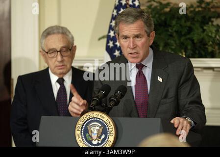 27 novembre 2002 - États-Unis - KRT US NEWS STOPGGED : BUSH KRT PHOTOGRAPHIE PAR CHUCK KENNEDY/KRT (novembre 27) WASHINGTON, DC - le président Bush a signé une loi, mercredi 27 novembre 2002, créant une nouvelle commission indépendante pour enquêter sur les attentats terroristes du 11 septembre 2001 et nommé ancien secrétaire d'État Henry Kissinger, à gauche, pour diriger le panel. (KRT) NC KD BL 2002 (Horiz) (image numérique) (smd) (crédit image : © PHOTOGNOSOURCE/mct/ZUMAPRESS.com) Banque D'Images