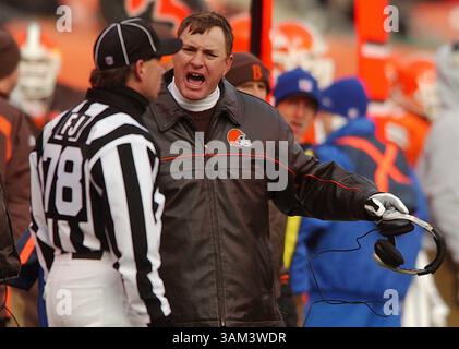 1er décembre 2002 - U.S. - KRT SPORT STORY SLUGGED : PANTHERS-RAMS KRT PHOTOGRAPHIE DE PHIL MASTURZO/AKRON BEACON JOURNAL (1er décembre) CLEVELAND, OH - Butch Davis, entraîneur-chef des Browns de Cleveland, a quelques mots avec le juge Greg Meyer lors de leur match contre les Panthers de Caroline le dimanche 1er décembre 2002. (AK) NC KD 2002 (Horiz) (nk) (crédit image : © Akron Beacon Journal/mct/ZUMAPRESS.com) Banque D'Images