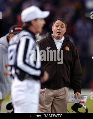 22 décembre 2002 - États-Unis - KRT SPORT STORY SLUGGED : BROWNS-RAVENS KRT PHOTOGRAPHIE PAR BOB DEMAY/AKRON BEACON JOURNAL (22 décembre) BALTIMORE, MD - Butch Davis, entraîneur-chef de Cleveland, à droite, écoute la décision d'un arbitre sur un replay dans le quatrième quart de la victoire des Browns 14-13 contre les Ravens, dimanche 22 décembre 2002, au stade Ravens à Baltimore, Maryland. (smd) 2002 (crédit image : © Bob Demay/mct/ZUMAPRESS.com) Banque D'Images
